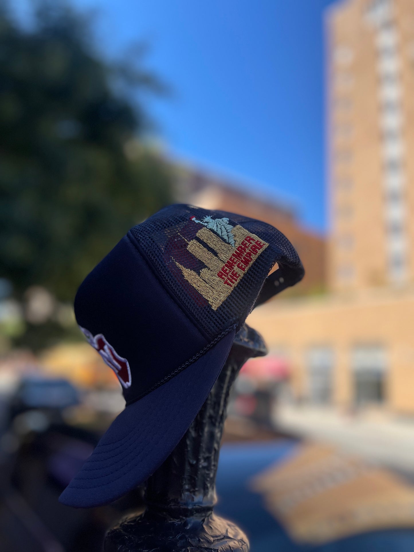 BITTENN APPLE NY TRUCKER HAT/NAVY BLUE