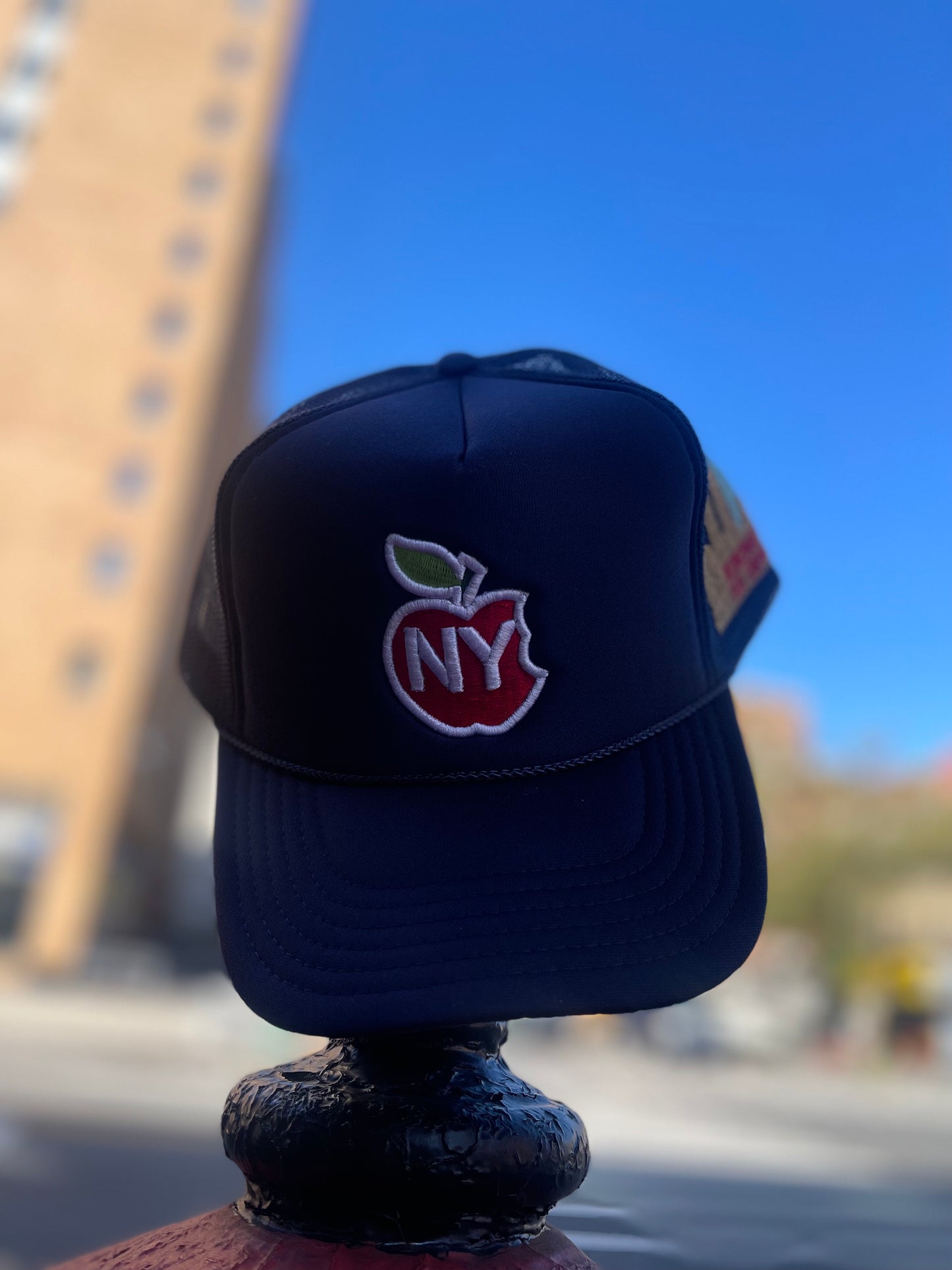 BITTENN APPLE NY TRUCKER HAT/NAVY BLUE